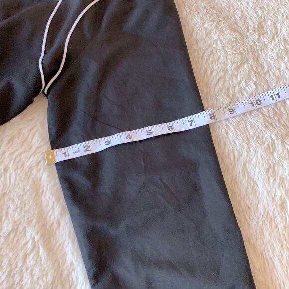 Reebok black and white fitted jacket woman’s size medium - Picture 15 of 16